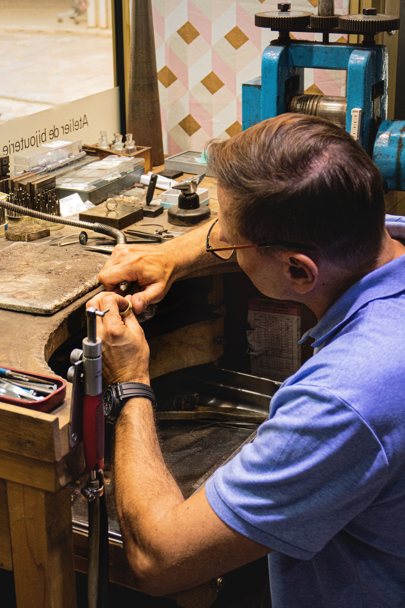 Photo de David Joaillier en pleine création d'une bague sur-mesure